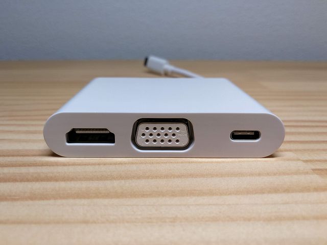 MateDock2のコネクタ部分右からHDMI、VGA、TYPE-C