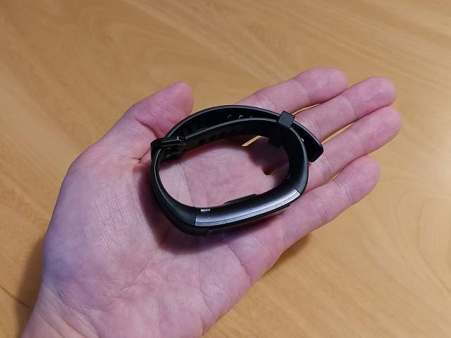 HUAWEI Band 3 を手のひらに乗せた画像