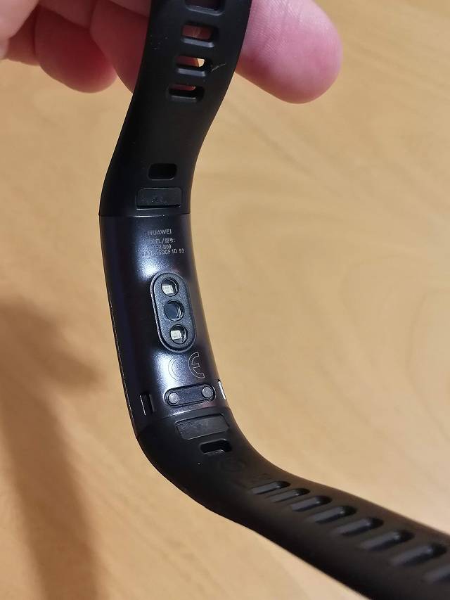 HUAWEI Band 3 内側部分に光学式心拍計を搭載