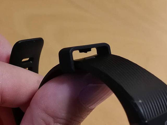 HUAWEI Band 3 ループの内側の突起でピッタリ留まる