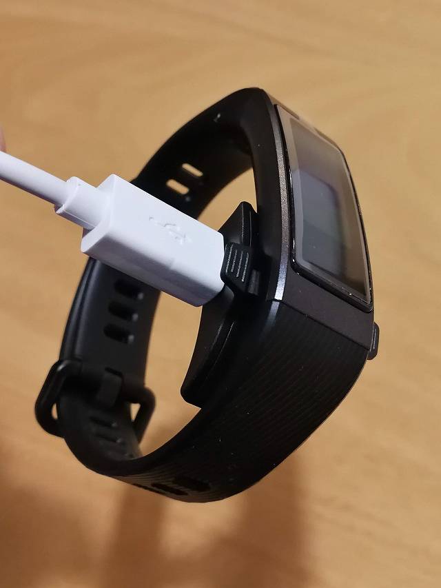 HUAWEI Band 3 本体を充電している様子