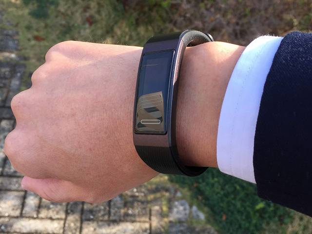 HUAWEI Band 3 スーツにも合うシンプルなデザイン