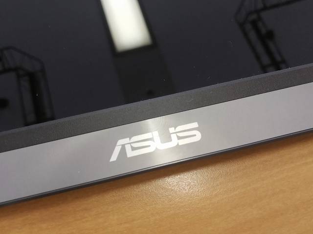 ASUS MB16AC の「ASUS」ロゴの画像