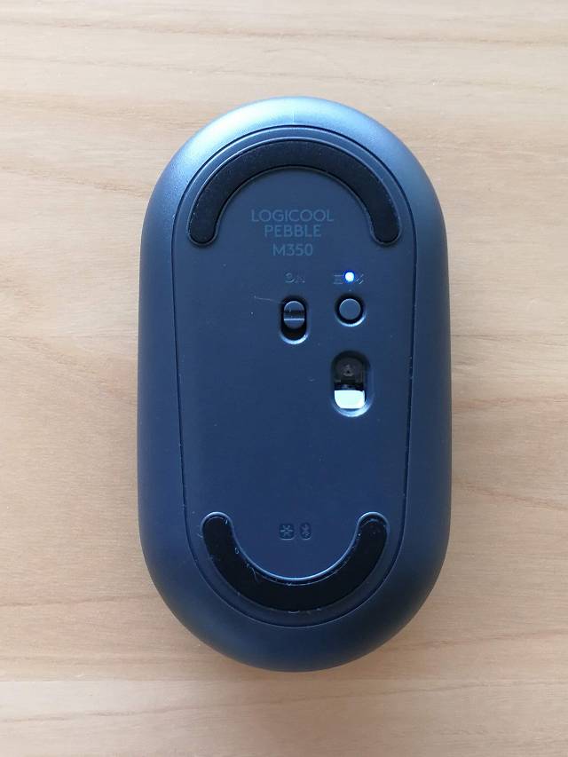 logicool Pebble M350 の裏面　Bluetooth待機状態のLED点灯画像