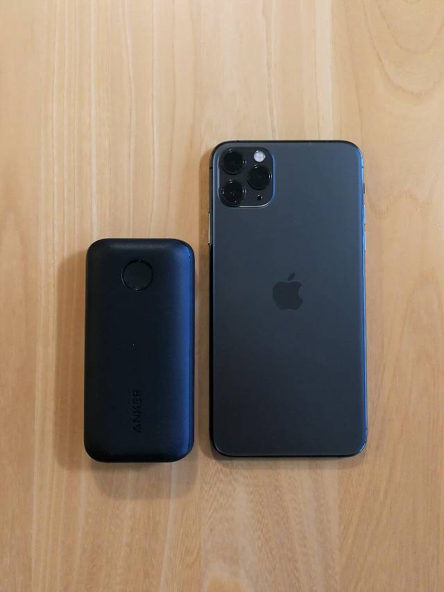 Anker PowerCore 10000 PD とiPhone 11 Pro Max を並べて大きさを比較している画像