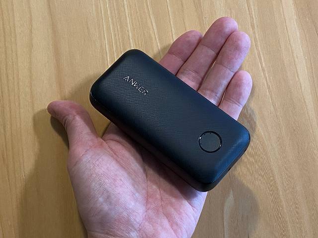 Anker PowerCore 10000 PD Redux を手で持った状態の画像