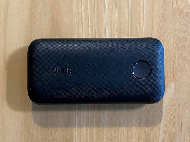 Anker PowerCore 10000 PD Redux のバッテリー残量は4段階のLEDで表示される