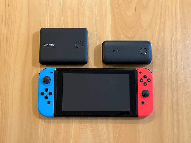 Anker PowerCore 10000 PD と Anker PowerCore 13400 Nintendo Switch Edition と ニンテンドースイッチ を並べて大きさを比較している画像