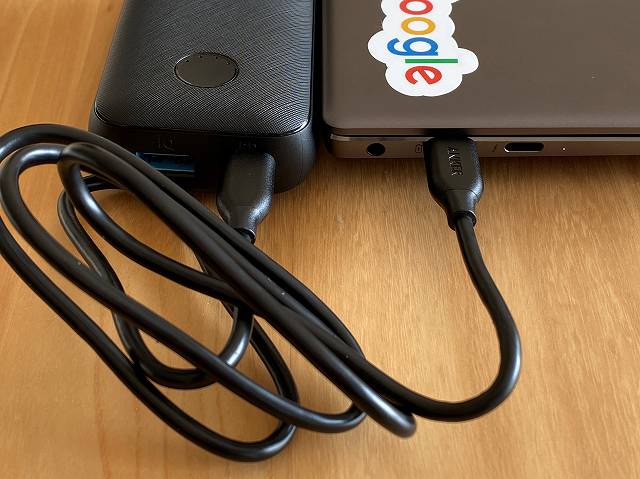 Anker PowerCore 10000 PD でPD対応のノートPCに充電している画像