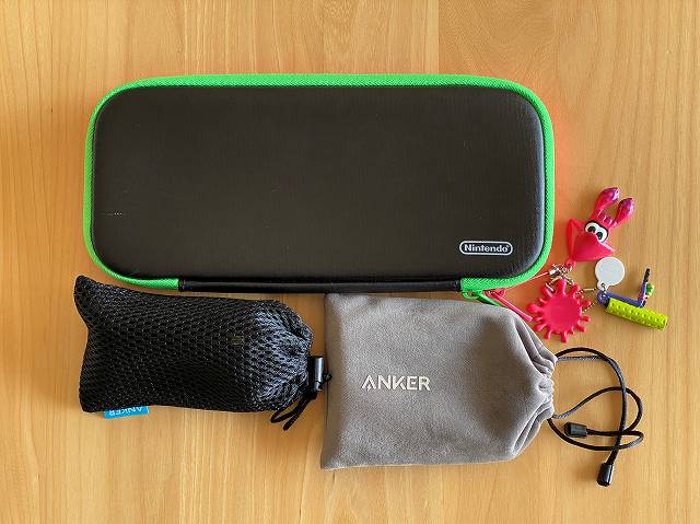 Anker PowerCore 10000 PD と Anker PowerCore 13400 Nintendo Switch Edition をキャリングポーチに入れてスイッチと並べた画像