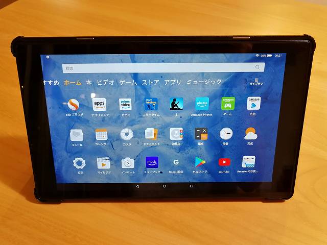 Amazon fire HD 10の社外製カバーを使ってスタンドモードにした様子の画像