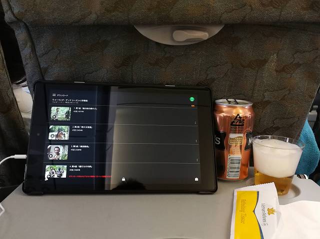 Amazon fire HD 10をつかって飛行機の機内で動画を楽しんでいる様子の画像