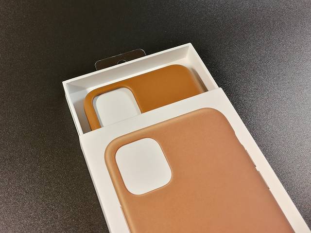 iPhone11 Pro Max Apple純正レザーケース サドルブラウンの外箱をスライドして開封している様子の画像