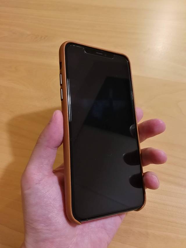 iPhone11 Pro Max Apple純正レザーケース サドルブラウンを装着した画像　手に持った様子