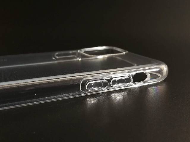 Spigen iPhone 11 Pro Max ケース クリスタル・クリアの音量調節ボタン付近の画像