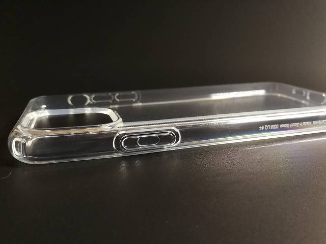 Spigen iPhone 11 Pro Max ケース クリスタル・クリアのスリープボタン付近の画像