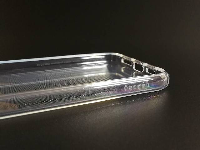 Spigen iPhone 11 Pro Max ケース クリスタル・クリアのSpigenロゴ付近の画像