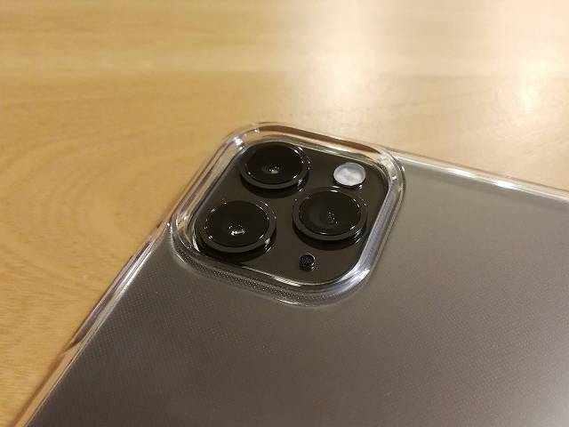 Spigen iPhone 11 Pro Max ケース クリスタル・クリアをiPhoneに装着した画像カメラ付近