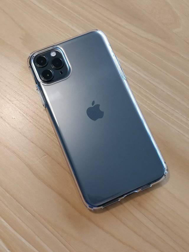 Spigen iPhone 11 Pro Max ケース クリスタル・クリアをiPhoneに装着した画像背面側