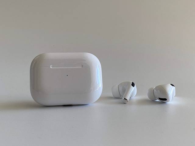 美しいAirPods Proのイヤホンとワイヤレスチャージングケース