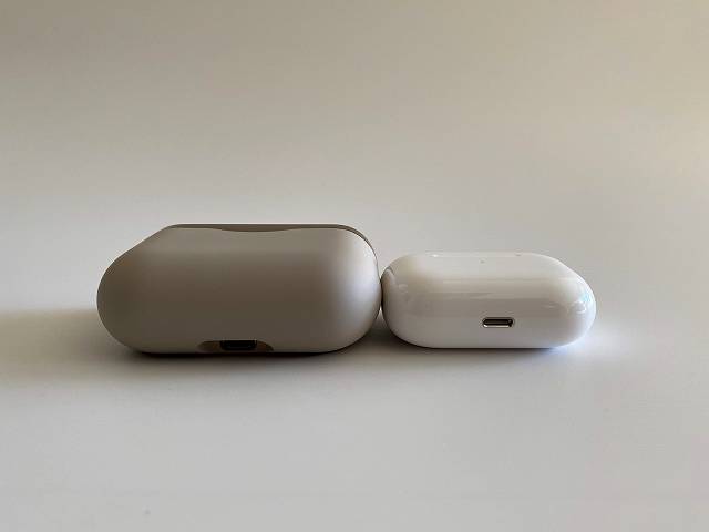 AirPods ProとWF-1000XM3のケースの厚みを下側から比較した画像