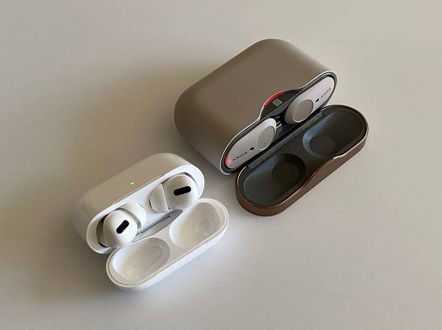 AirPods ProとWF-1000XM3のケースを開いた状態を比較した画像