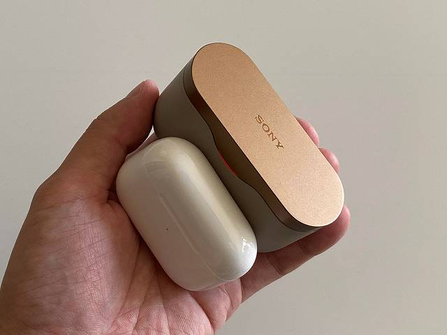 AirPods ProとWF-1000XM3のケースの大きさを手に持って比較した画像