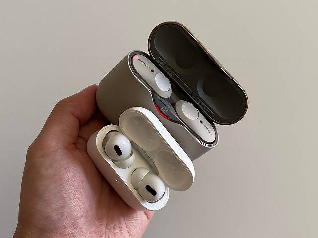 AirPods ProとWF-1000XM3を手に持って比較する様子