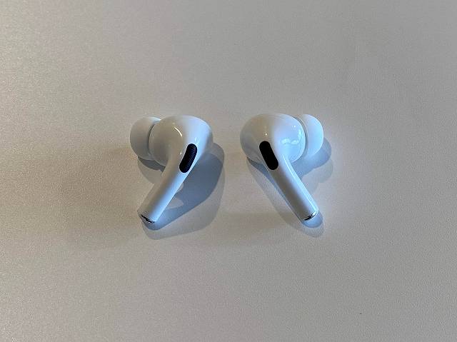 AirPods Proの左右のイヤホンを外側から見た様子