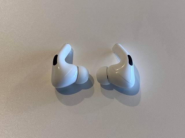 AirPods Proの左右のイヤホンを上側から見た様子