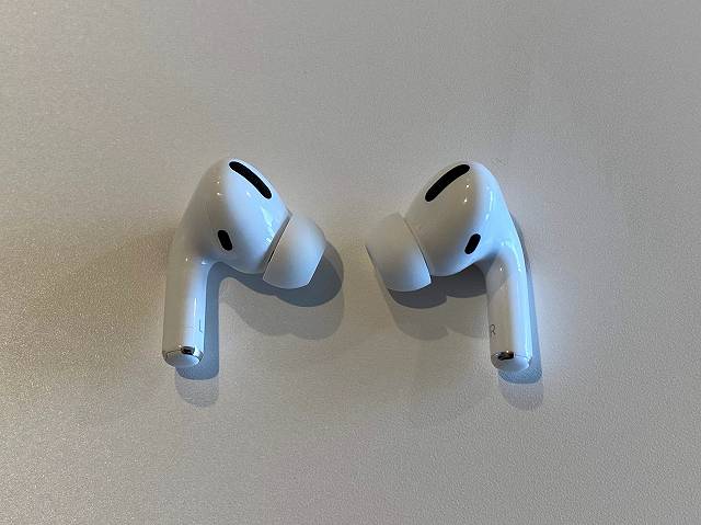 AirPods Proの左右のイヤホンを下側から見た様子