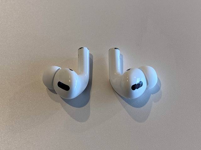 AirPods Proの左右のイヤホンを内側から見た様子