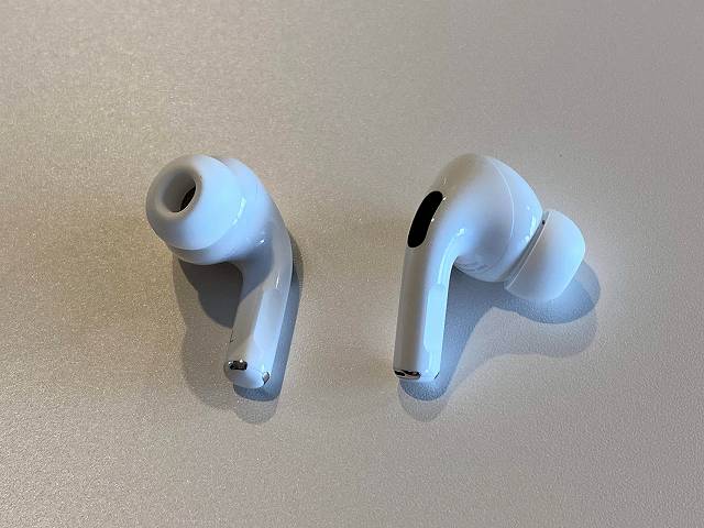 AirPods Proの左右のイヤホンの感圧センサー部分の画像