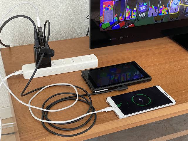 GENKI Dockを使ってSwitchをTVに接続しつつスマホを充電している画像