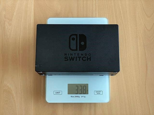 Nintendo純正スイッチドックの重さを計測した画像