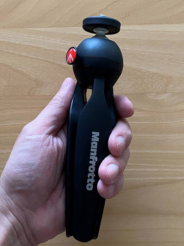 Manfrotto ミニ三脚 PIXI MTPIXI-Bを手に持った画像