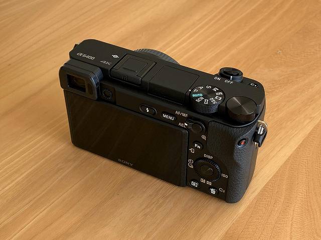 SONY α6400 のこじんまりとしたボディー