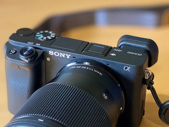 SONY α6400 のステレオマイク部分画像