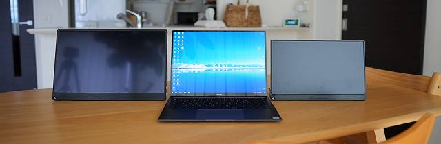 EVICIV EVC-1506とモバイルノートPCと13.3インチモバイルディスプレイを並べた画像