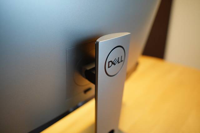 DELL U2720QMの背面ロゴの画像