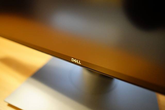 DELL U2720QMの正面ロゴ部分の画像