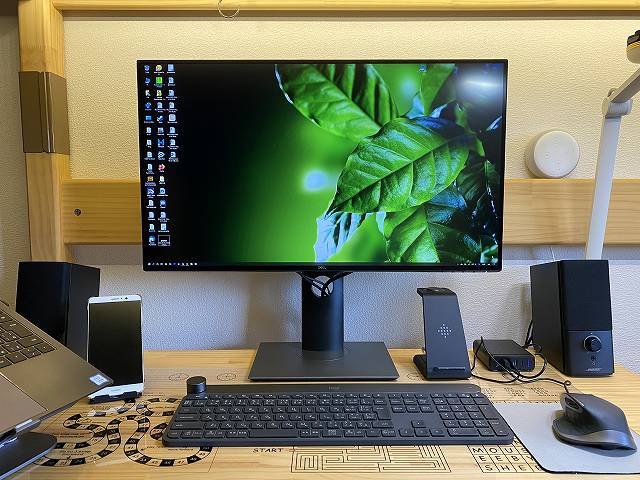 DELL U2720QMをデスクでスピーカーと組み合わせて使っている画像