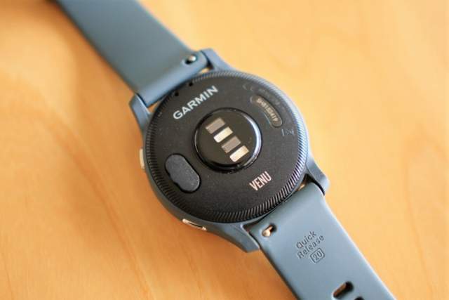 Garmin VENU の充電端子にカバーを被せた画像