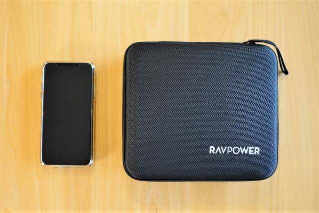 『RAVPower RP-PB055』のハードケースをiPhone 11 Pro Maxと比較した画像