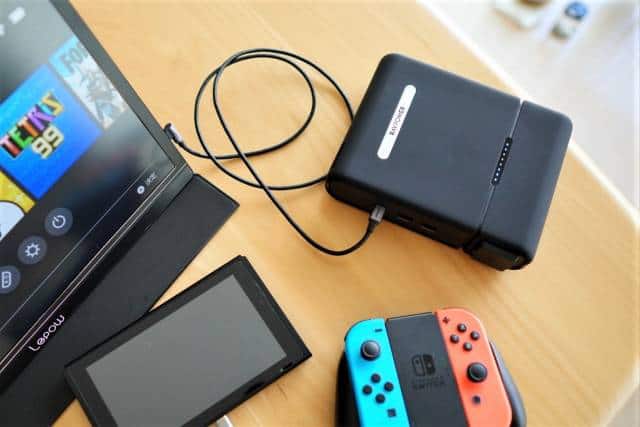 『RAVPower RP-PB055』でモバイルディスプレイとNintendo Switchを動かしている画像