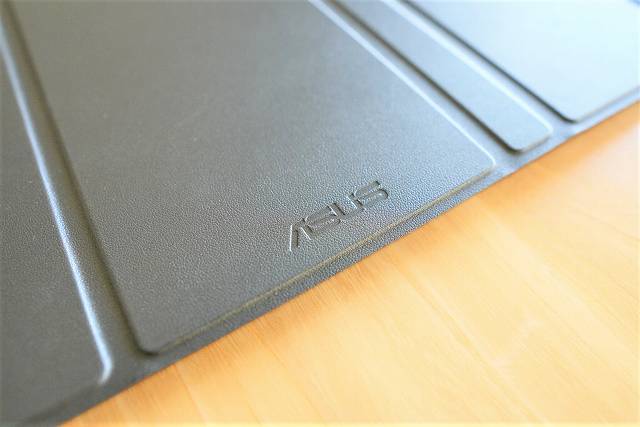 ASUS MB16ACE のスタンドカバーの素材感はレザー調