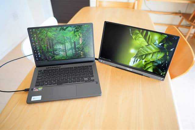 ASUS MB16ACEとROG Zephyrus G14を接続している様子