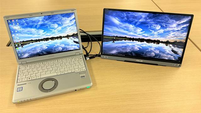 ASUS MB16ACE をUSB TYPE-AポートしかないPanasonic レッツノートに接続している画像