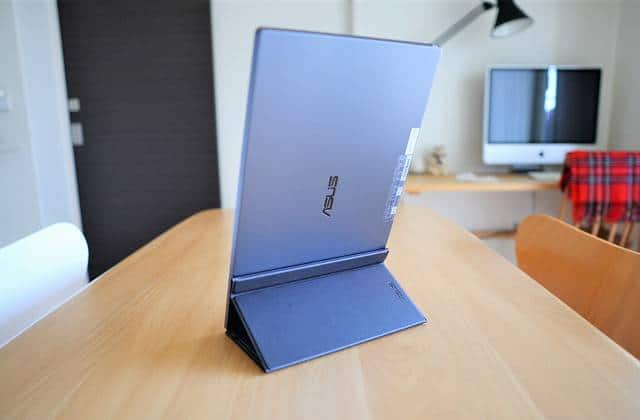 ASUS MB16ACE をスタンドに縦置きした状態で背面から見た画像