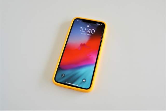 Rhinoshield CrashGuard NXをiPhone 11 Pro Maxに取り付けた状態でディスプレイが点灯している画像